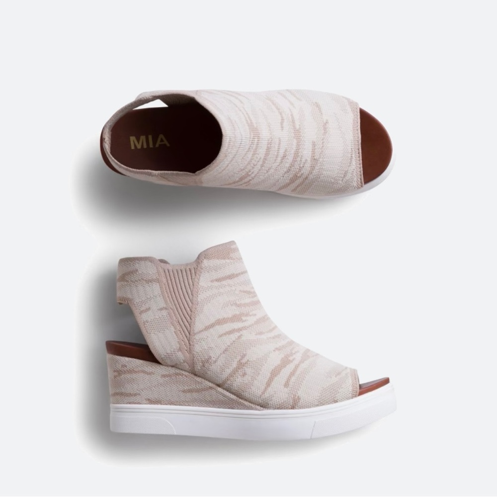 Mia Wedge